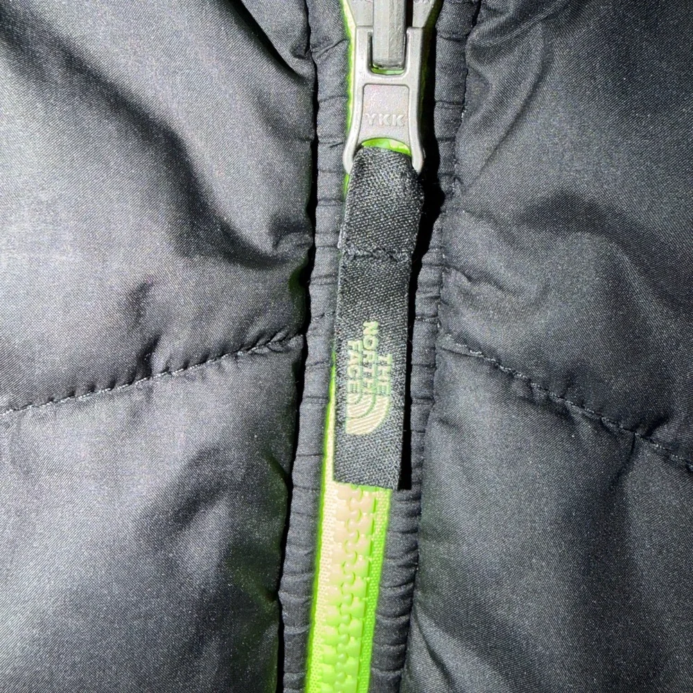 The North Face Jacket boys 4T - Picture 4 of 9